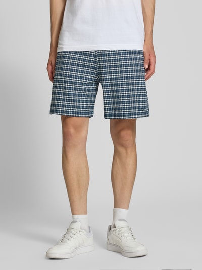 Männermodel trägt Shorts mit Strukturmuster Modell 'Kander' von Carhartt Work In Progress aus Reine Baumwolle, Regular-Fit, Ganzkörperansicht von vorne.