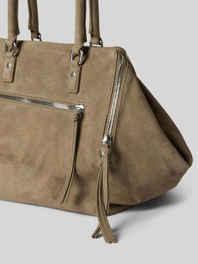 Produktfoto, Satchel Bag mit Label-Prägung Modell 'KAYLA' von LIEBESKIND BERLIN in Taupe mit silberfarbenen Reißverschlüssen und strukturierter Oberfläche, Hauptfächer mit Reißverschluss, Außentasche, lange Tragegriffe, Größe 58x32x20 cm, Schulterriemen 60 cm.