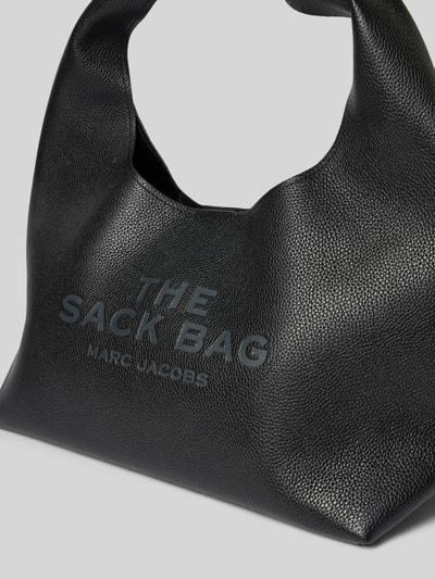 Produktfoto, Shoulder Bag aus echtem Rindsleder von Marc Jacobs in Schwarz, grobe Lederstruktur, Logo-Detail, Maße 42x23x20 cm, Hauptfach mit Magnetverschluss, Schulterhenkel und herausnehmbare Innentasche mit Reißverschluss.