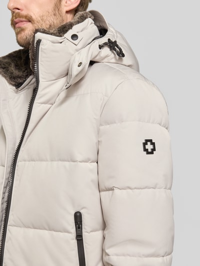 Männermodel trägt Regular Fit Steppjacke mit Reißverschlusstaschen Modell 'ARCOLA' von Strellson, helle Farbe, Nahaufnahme Oberkörper, Herren Steppjacke von Strellson