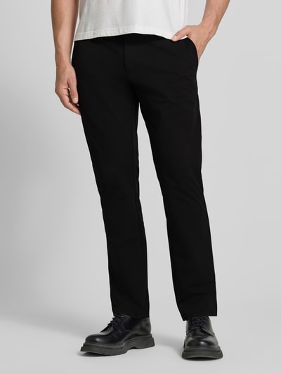 Männermodel trägt Slim Fit Hose mit Gesäßtaschen von MCNEAL in Schwarz, mit Knopf-Reißverschluss und Eingrifftaschen, Nahaufnahme Unterkörper.