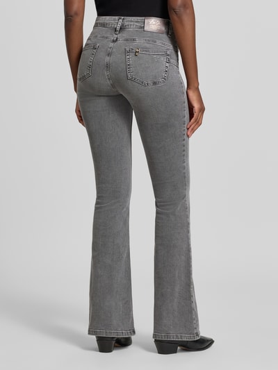 Vrouwenmodel draagt High Waist Jeans met Gesäßtaschen Model 'UP BEAT' van Liu Jo White, grijs, mix van katoen en elastaan, flared cut, achterzakken, bandwijdte maat 27: 34 cm, binnenbeenlengte maat 27: 84 cm, volledig lichaam achteraanzicht.