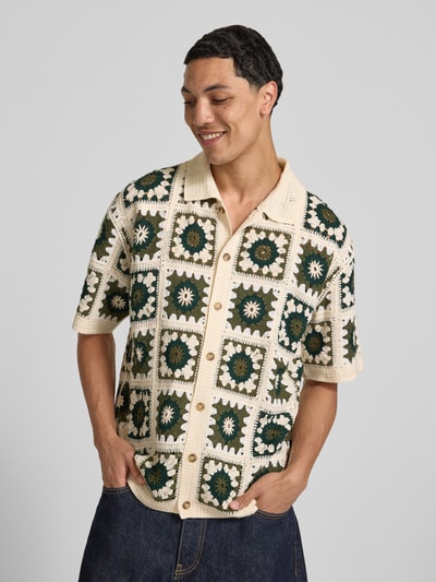 Männermodel trägt Regular Fit Freizeithemd im Allover-Look Modell 'FABIAN' von Redefined Rebel in Grün und Creme mit Polokragen, Knopfleiste, Ganzkörperansicht von vorne. Rückenlänge bei Größe M: 70 cm, Schulterbreite bei Größe M: 43 cm, Ärmellänge bei Größe M: 28 cm.