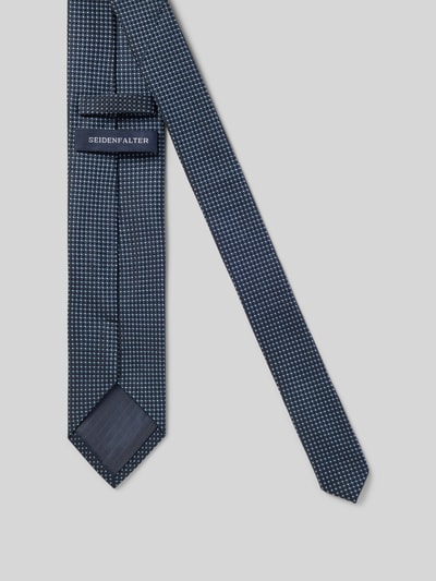 Produktfoto, Krawatte aus reiner Seide von Prince Bowtie, dunkelblaues Strukturmuster, klassische Passform, Teilungsnähte, 7 cm Breite