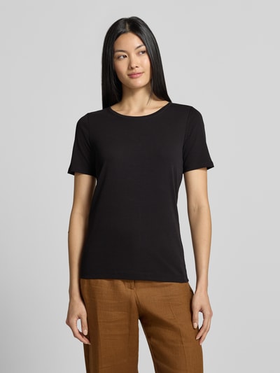 Frauenmodel trägt Regular Fit T-Shirt aus reiner Baumwolle von s.Oliver RED LABEL in Schwarz, kombiniert mit brauner Hose, Ganzkörperansicht von vorne.