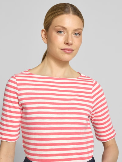 Frauenmodel trägt Regular Fit T-Shirt aus reiner Baumwolle von Tom Tailor, Two Tone Optik, U-Boot-Ausschnitt, Nahaufnahme Oberkörper.