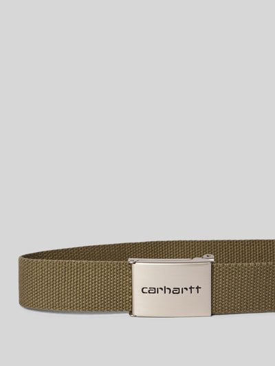 Produktfoto, Gürtel mit Label-Detail von Carhartt Work In Progress aus olivgrünem Gewebe, silberne Klappschließe, klassische Passform, Breite 3 cm.