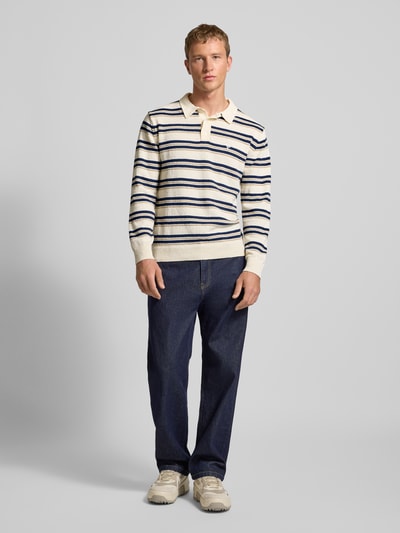 Männermodel trägt Strickpullover mit Polokragen in Bouclé-Optik von REVIEW, cremefarben mit blauen Streifen, Regular Fit, Ganzkörperansicht von vorne
