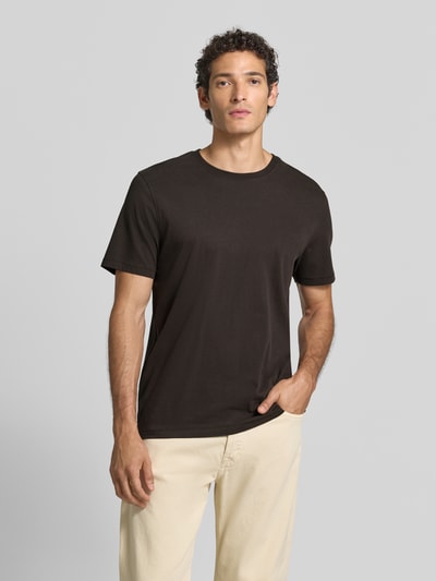 Männermodel trägt T-Shirt mit Rundhalsausschnitt Modell 'CIDANI' von CINQUE in Schwarz, reine Baumwolle, gerader Schnitt, Ganzkörperansicht von vorne.