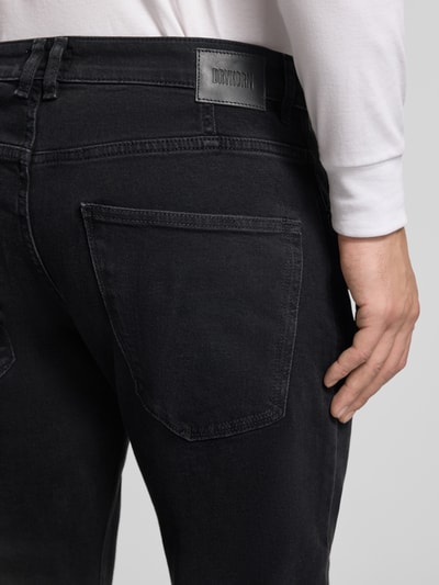 Männermodel trägt Straight Fit Jeans im 5-Pocket-Design von Drykorn in Schwarz, Baumwoll-Mix, Detailaufnahme Rückansicht.