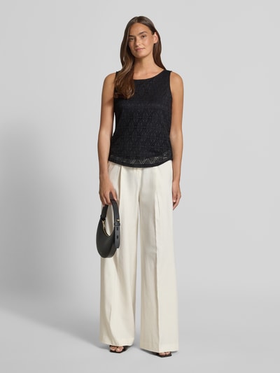 Frauenmodel trägt Regular Fit Tank Top Modell 'MAYA' von Vero Moda, Optik: Unifarben, Spitze, Rundhals, breite Träger, Rumpfabschluss: leicht abgerundet, schwarze Farbe, ganzkörperansicht von vorne.