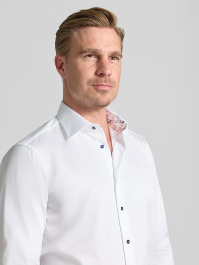 Männermodel trägt Slim Fit Business-Hemd mit Kentkragen von Christian Berg Men, Reine Baumwolle, Knopfleiste, Nahaufnahme Oberkörper.