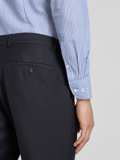 Mężczyzna model nosi Slim Fit Business Hemd mit Kentkragen von OLYMP Level Five z bawełny, krój slim fit, listwa guzikowa, długi rękaw. Detailaufnahme rękawa.