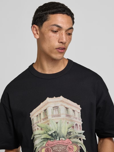 Mannenmodel draagt T-shirt met motiefprint model 'MENTON' van Jack & Jones van puur katoen in relaxed fit, ronde hals, ruglengte maat M 71 cm, Nahaufnahme bovenlichaam.