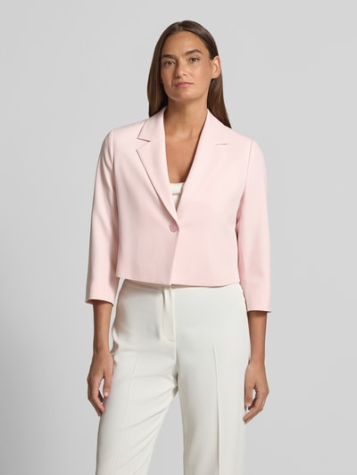 Vrouwenmodel draagt Regular Fit Kurzblazer met reverskraag van s.Oliver BLACK LABEL in effen kleuren, twill materiaalverwerking, 1-knoopssluiting, look: effen, pasvorm: regular fit, lange mouw met split. Ganzkörperansicht van voren.