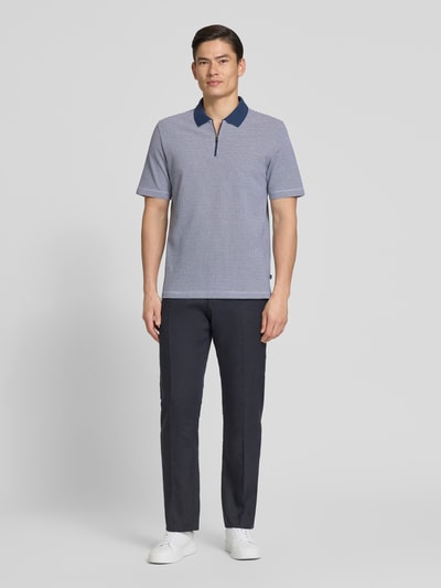 Männermodel trägt Regular Fit Poloshirt mit Reißverschluss von MAERZ Muenchen, Two-Tone, Strukturmuster, Ganzkörperansicht von vorne.