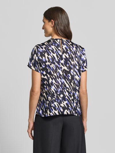 Vrouwenmodel draagt Regular Fit blouse met korte mouwen met plooidetails van s.Oliver BLACK LABEL, abstract patroon, achteraanzicht.