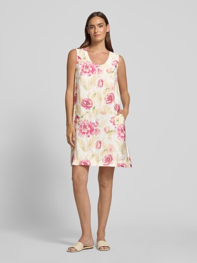 Vrouwenmodel draagt mini-jurk Minikleid im Allover-Look Modell 'Maise' van FREE/QUENT, viscosemix, recht model, all-over look, ronde hals, ruglengte maat S 89 cm, borstwijdte maat S 48 cm, kleurrijke bloemenprint, gladde textuur, Ganzkörperansicht van voren.