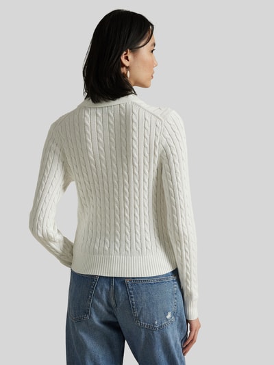 Kobiece modelka ma na sobie Slim Fit Strickjacke aus reiner Baumwolle od Polo Ralph Lauren, biała, dzianina z wzorem warkoczowym, ściągacze, długi rękaw, widok z tyłu całej sylwetki.