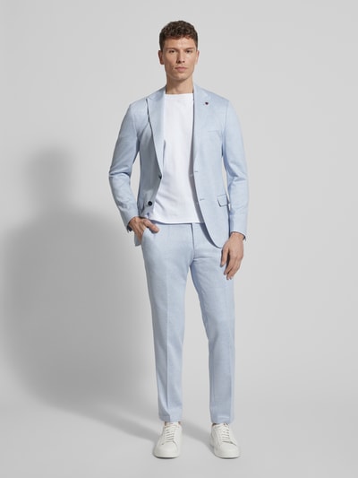 Männermodel trägt Regular Fit Blazer aus Viskose-Mix mit Zierbesatz von Roy Robson in Hellblau, Reverskragen, Ganzkörperansicht von vorne.
