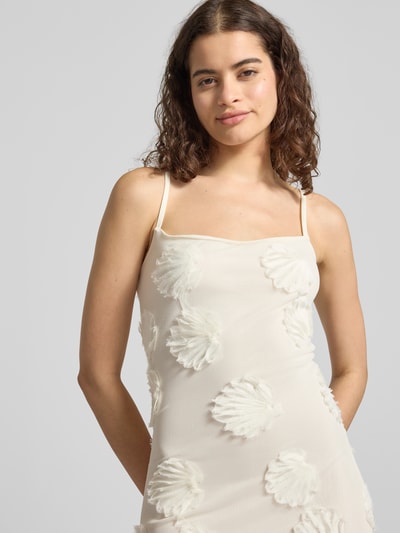 Kobiece modelka nosi długa sukienka 'Maxikleid mit verstellbaren Spaghettiträgern' od Gina Tricot, mieszanka materiałów z dodatkiem streczu, podkreślająca figurę, wzór na całej powierzchni, prostokątny dekolt, regulowane cienkie ramiączka, długość tyłu w rozmiarze S: 144 cm, szerokość w rozmiarze S: 37 cm, jasny kolor, tekstura 3D, nahaufnahme górnej części ciała.