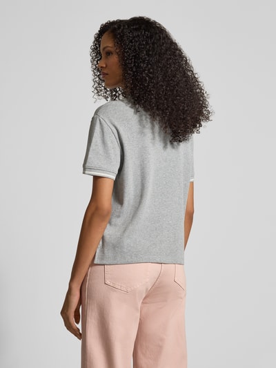Männermodel trägt Regular Fit Poloshirt aus Baumwolle von Jake*s Casual, szary kolor, krój regular fit, czyste bawełna, widok z tyłu całej sylwetki