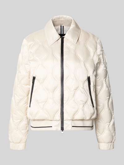 Produktfoto, Steppjacke mit Umlegekragen und Reißverschlusstaschen von Marc Cain in Creme mit Rautensteppung, Regular Fit, glatte Textur, Rückenlänge 56 cm, Schulterbreite 45 cm, Brustweite 58 cm, Ärmellänge 61 cm