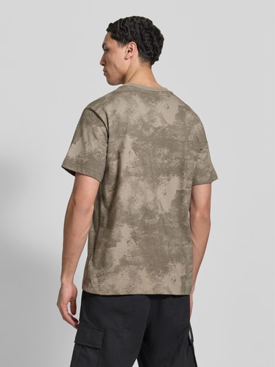 Männermodel trägt T-Shirt aus Baumwolle mit Rundhalsausschnitt von G-Star Raw, Allover-Look in Beige, Regular Fit, Ganzkörperansicht Rückansicht.