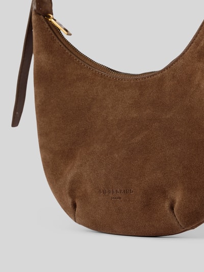 Produktfoto, Hobo Bag mit Logo-Prägung Modell 'RYKER' von LIEBESKIND BERLIN aus braunem Velours mit Hauptfach, Reißverschluss, Schultergurt, Breite 27 cm, Länge 22 cm, Tiefe 5 cm, Länge Schulterriemen 43 cm, strukturierte Oberfläche