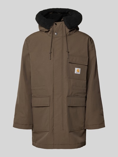 Produktfoto, Regular fit heren Parka met Logopatch, model 'Siberia' van Carhartt Work In Progress, bruine stof, klepzakken, borstzak, capuchon met tunnelkoord, ritssluiting met afdekstrip, maat M: ruglengte 88 cm, schouderbreedte 47 cm, borstwijdte 64 cm, mouwlengte 65 cm.
