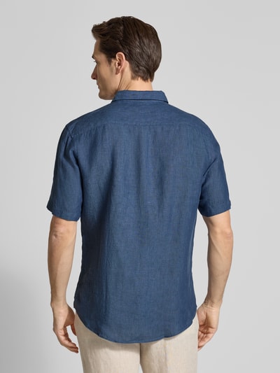 Männermodel trägt Casual Fit Vrijetijdsoverhemd aus linnen von OLYMP Level Five in blauw met kentkraag, knoopsluiting, ruglengte, schouderbreedte en mouwlengte, ganzkörperansicht rückansicht.