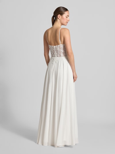Modelka kobieca nosi Brautkleid mit Ziersteinbesatz od Mascara, białe, cienkie ramiączka, kwiatowy wzór, krój taliowany, Długość tyłu w rozmiarze 36: 143 cm, Szerokość w rozmiarze 36: 34 cm, dekolt w serek, widok całej sylwetki z tyłu.
