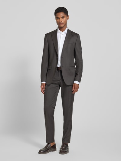 Mężczyznę model nosi Regular Fit Business-Hemd mit Kentkragen od Christian Berg Men, biała bawełna, jednokolorowy design, krój regular fit, długość tyłu w rozmiarze 39/40: 77 cm, szerokość w rozmiarze 39/40: 46 cm, długość rękawów w rozmiarze 39/40: 66 cm, Ganzkörperansicht z przodu.