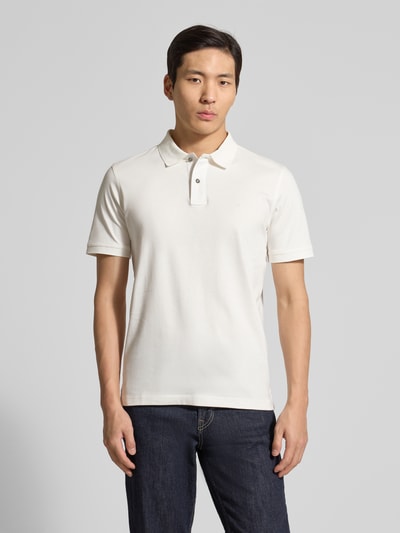 Männermodel trägt Regular Fit poloshirt mit logo-stitching von Fynch-Hatton aus puur katoen mit polokraag und knoopsluiting, ganzkörperansicht von vorne.