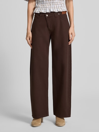 Frauenmodel trägt Wide Fit Jeans aus reiner Baumwolle in asymmetrischem Look von Liu Jo White, dunkelbraun, 5-Pocket-Design, Nahaufnahme Oberkörper.