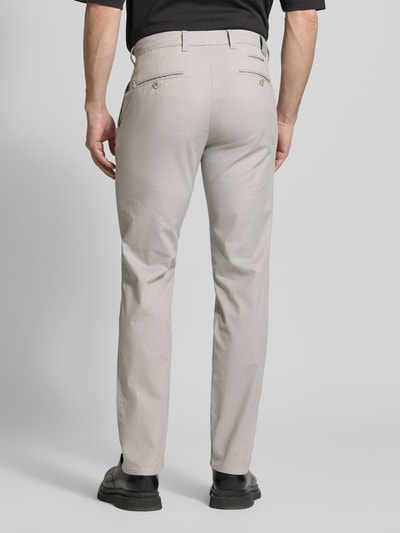 Męski model nosi Slim Fit Stoffhose mit Gesäßtaschen Modell 'Fabio' von BRAX, mieszanka bawełny, krój slim fit, kieszenie, zapięcie na guzik i zamek błyskawiczny, szerokość w rozmiarze 32/32: 44 cm, długość wewnętrzna nogawki: 81 cm, jasnoszary kolor, gładka struktura, widok całej sylwetki od tyłu