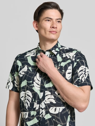 Männermodel trägt Slim Fit Freizeithemd im Allover-Look mit Kentkragen von PME Legend in Dunkelblau mit Blättermuster aus Reine Baumwolle, Nahaufnahme Oberkörper. Rückenlänge 76 cm, Schulterbreite 57 cm, Ärmellänge 25 cm, Knopfleiste.