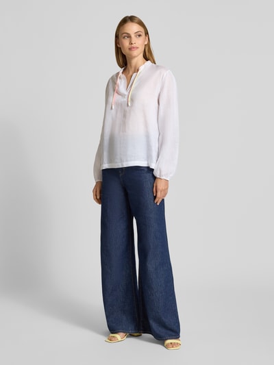Frauenmodel trägt Regular Fit Bluse mit V-Ausschnitt und Tunnelzug von Marc Cain aus Reine Baumwolle, Ganzkörperansicht von vorne.