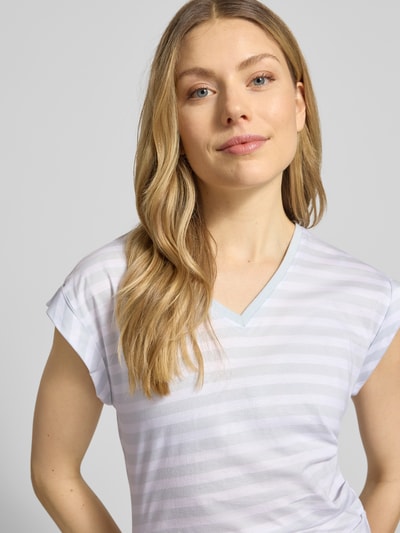 Frauenmodel trägt Slim Fit T-Shirt aus reiner Baumwolle Modell 'EVKA' von BOSS, Optik: Unifarben, Gestreift, Raffung, V-Ausschnitt, Kurzarm, Feinripp, Nahaufnahme Oberkörper.