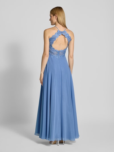 Vrouwenmodel draagt Abendkleid mit Spitze und Cut Out van V.M., chiffon, A-lijn, maxi-jurk, cut-out op de rug, ruglengte 143 cm, borstwijdte 35 cm, kleur lichtblauw, detailfoto rugaanzicht.