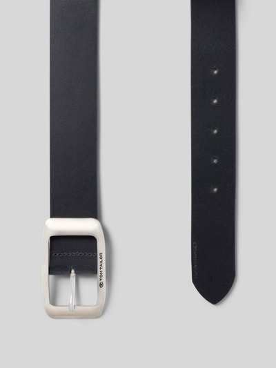 Produktfoto, Ledergürtel aus echtem Leder in klassischer Form von Tom Tailor, Optik: Unifarben, Verschluss: Dornschließe, Applikation: Label-Prägung, Materialverarbeitung: Glattleder, Material: echtes Leder, Länge bei Größe 90: 101 cm.
