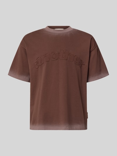 Produktfoto, T-Shirt mit Label-Stitching und Rundhalsausschnitt von ANOTHER COTTON LAB, bawełna, krój relaxed fit, długość tyłu 67 cm, kolor brązowy, prosta forma, wyraźna faktura haftu