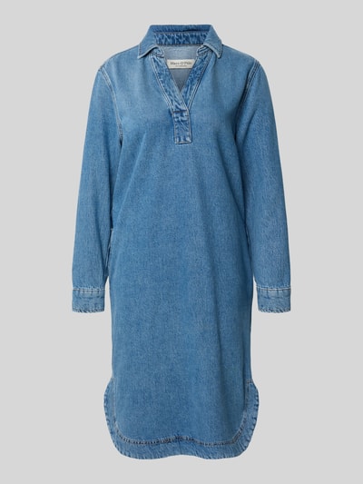Produktfoto, Relaxed Fit Jeanskleid aus Lyocell-Baumwoll-Mix von Marc O'Polo, Denim-Optik, Midi-Länge, V-Ausschnitt, Kontrastnähte, abgerundeter geschlitzter Saum, seitliche Eingrifftaschen, langarm, strukturierte Oberfläche.
