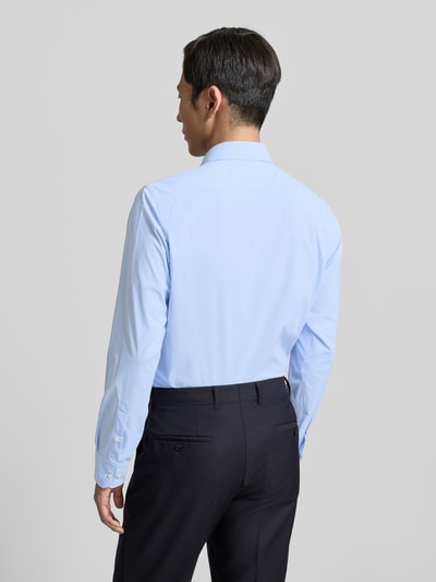 Männermodel trägt Regular Fit Businesshemd mit Kombimanschette Modell 'P-JOE-K' von BOSS in Hellblau mit Gitterkaro-Muster, Ganzkörperansicht Rückansicht.