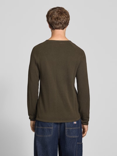 Männermodel trägt Regular Fit Pullover aus reiner Baumwolle Modell 'Hill' von JACK & JONES, Strick-Optik, Rückansicht, Ganzkörperansicht.