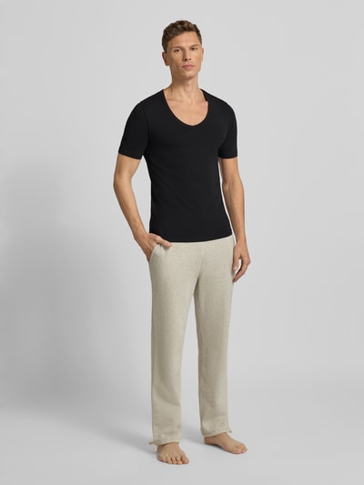 Männermodel trägt schwarzes T-Shirt mit V-Ausschnitt von MCNEAL, Baumwoll-Mix, Regular Fit, Teilungsnähte, Ganzkörperansicht von vorne.