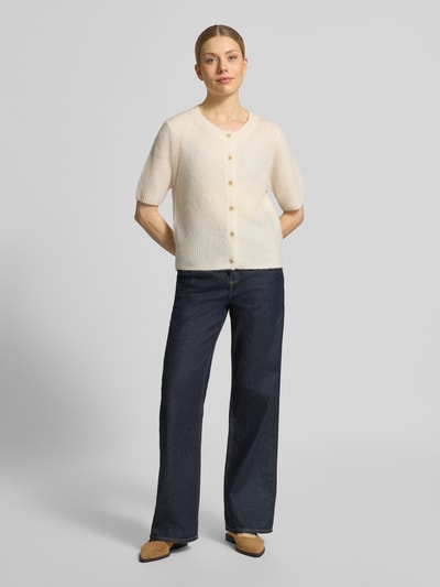 Frauenmodel trägt Cardigan aus Woll-Mix mit 1/2-Arm Modell 'Thora' von MOS MOSH, cremefarben, strukturierte Textur, Ganzkörperansicht von vorne.