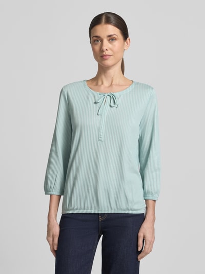 Frauenmodel trägt Regular Fit T-Shirt aus Baumwoll-Mix von Tom Tailor, unifarben, gestreift, V-Ausschnitt, langarm, Feinripp, Ganzkörperansicht von vorne.