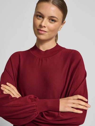 Frauenmodel trägt Relaxed Fit Pullover aus Viskose-Mix in Strick-Optik von Zero, Stehkragen, elastische Abschlüsse, Nahaufnahme Oberkörper.