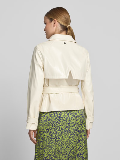 Frauenmodel trägt Jacke mit Gürtel und Ärmelriegeln von Marc Cain in Creme, Regular-Fit, Hakenverschluss, Rückenlänge 58 cm, Schulterbreite 40 cm, Brustweite 48 cm, Ärmellänge 61 cm, Ganzkörperansicht Rückansicht.